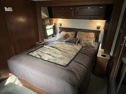 2008 Fleetwood Discovery 40X photo 6
