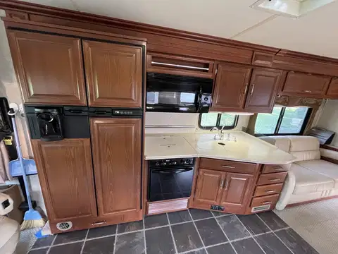 2008 Fleetwood Discovery 40X photo 8