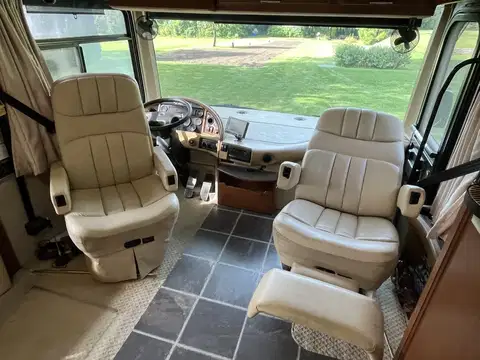 2008 Fleetwood Discovery 40X photo 9