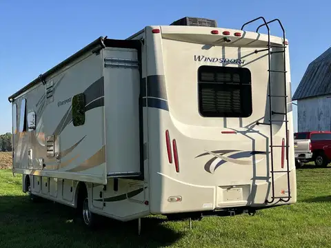 2015 Thor Motor Coach Windsport 32ft Motorhome photo 3