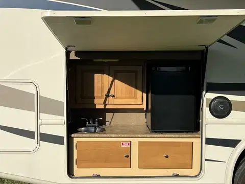 2015 Thor Motor Coach Windsport 32ft Motorhome photo 9