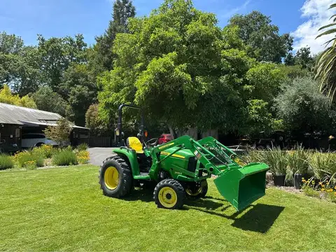 2018 John Deere 3038E Compact Utility Tractor photo 4