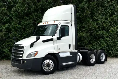 2020 Freightliner Cascadia 126 Day Cab photo 2