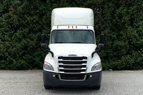 2020 Freightliner Cascadia 126 Day Cab photo 3