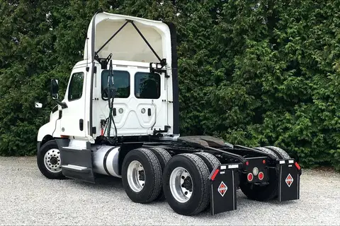 2020 Freightliner Cascadia 126 Day Cab photo 5
