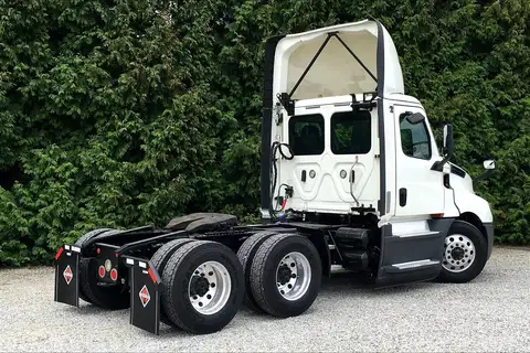2020 Freightliner Cascadia 126 Day Cab photo 6