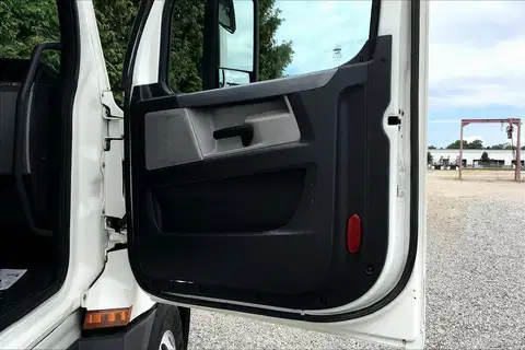 2020 Freightliner Cascadia 126 Day Cab photo 8